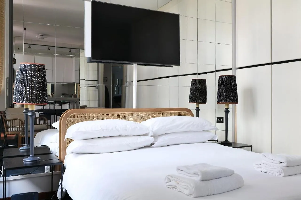 Elegant Terrace Suite Milan